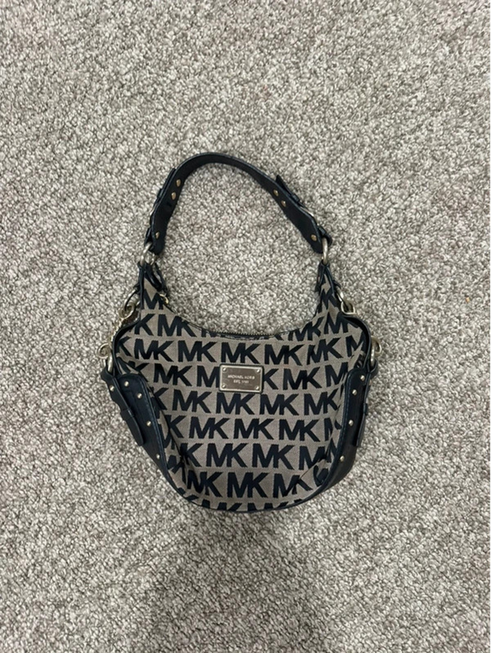 michael kors monogram shoulder bag black & gray